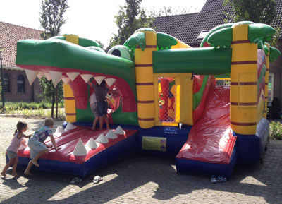 springkussen met glijbaan en speelelementen