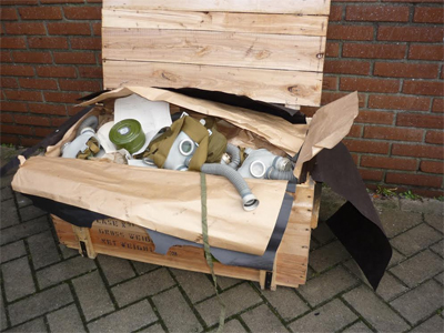 Steampunk-gas-masker-in-transportkist