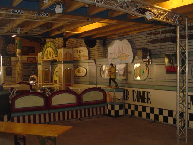 elvisopverhogingzijwandendinerroom.jpg