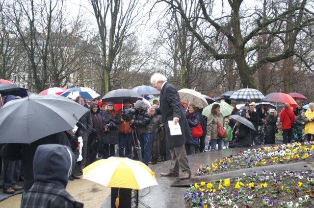 onthulling_standbeeldjoostvandenvondel_amsterdamgrootbeeldpresentatieeslevents23.jpg