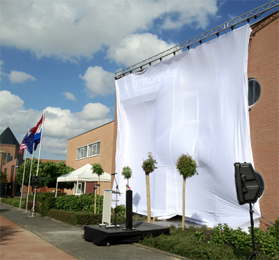 Onthullingsdoek voor presentatie nieuw logo aan voorgevel