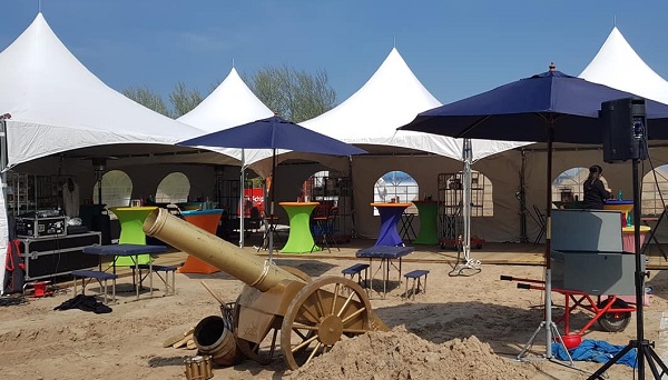 Feestelijke pagodetenten bij start van de bouw