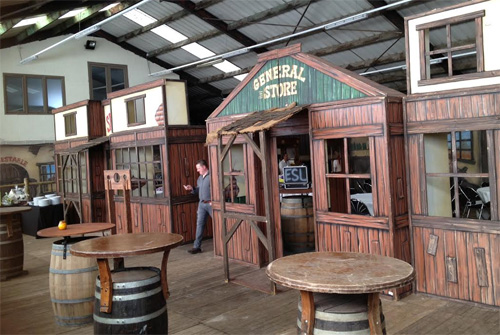 Met onze decors creeren we een binnen en buitensfeertje in een westerndorpje